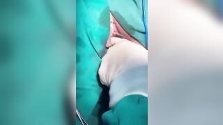 Đi phẫu thuộc bị lũ bác sĩ nghịch cái lồn to chảy nước