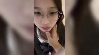 Em học sinh đeo kính cận bú mút con cặc dâm đãng kích thích sờ lồn non nhiều nước