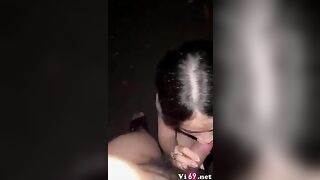 Đi ở đường núi, anh ny bất ngờ dừng xe bắt em gái lột đồ bú cu cho địt giữa đường