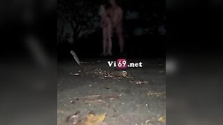 Đi ở đường núi, anh ny bất ngờ dừng xe bắt em gái lột đồ bú cu cho địt giữa đường