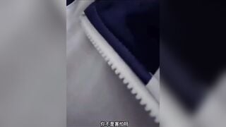 Dẫn con bạn thân vào trong nhà vệ sinh bóp vú to chơi