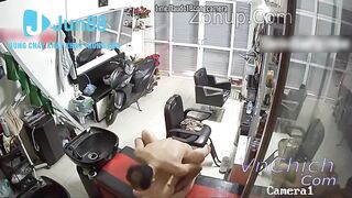 Hack camera quán cắt tóc gội đầu gặp vợ chồng chủ nhà chịch cực ngon