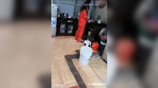 Vợ nấu mì tôm cho ăn lúc vừa đi làm về chồng nứng buồi địt tung lồn con vợ ngay tại b