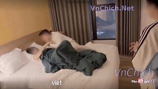Clip sex vkcklananh9496 chồng rủ bạn đến chơi nhà some vợ địt tập thể đụ không bao