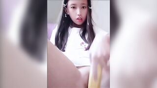 Bé học sinh non tơ nứng lồn thủ dâm với chuối
