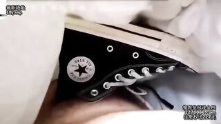 Cảnh một người đàn ông lén lút thủ dâm trên tàu cao tốc xuất tinh vào giày của cô gái