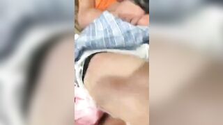 Em học sinh bị lũ bạn bắt nạt đè lấy bàn chải chà lồn