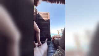 Đè đụ bất ngờ Cô bạn thân mặc bikini tại bãi biển