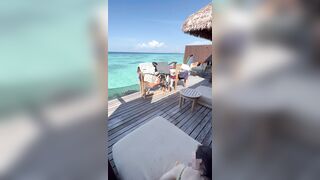 Đè đụ bất ngờ Cô bạn thân mặc bikini tại bãi biển