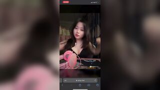 Gái xinh cởi áo khoe vú to ngon nhìn là muốn địt