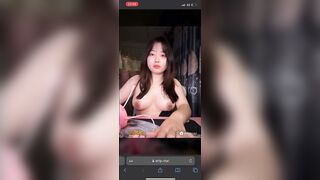 Gái xinh cởi áo khoe vú to ngon nhìn là muốn địt