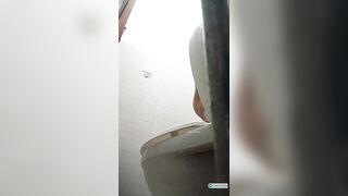 Đặt cam quay lén bé em họ lồn nhiều lông thay đồ trong nhà vệ sinh