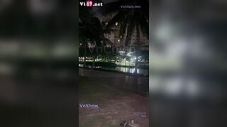 Giữa công viên mà em sinh viên xinh xắn cởi quần anh bú cu như chỗ không người 2