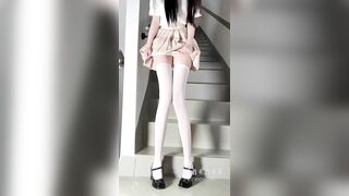 gái xinh nứng lồn thủ dâm ở cầu thang chảy nước