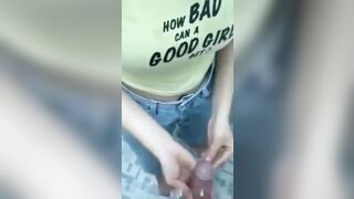 Nhờ em họ tắm hộ em bảo ngại mà tay vuốt cu ko thả,ra ngoài còn gạ gẫm e nứng địt e đ