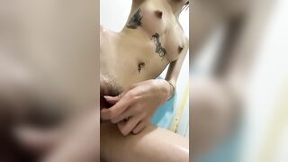 Em gái tự quay khiêu dâm trong nhà tắm