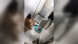 Quay lén chị hàng xóm tắm bắt gặp chị thủ dâm lúc tắm