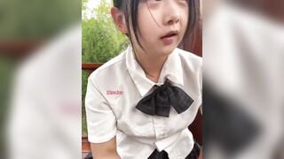 Em học sinh chubby ra công viên thủ dâm vú to lồn múp