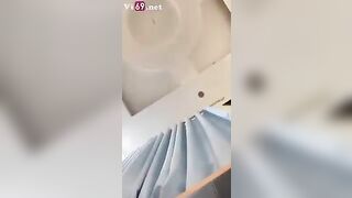 Mặc anh PT đang quay, cô em gymer vẫn mê mẩn vừa bú dái vừa sục cu