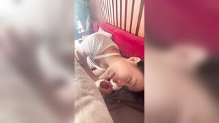 đang uống cafe thì bé học sinh lôi chim anh ra bú