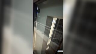Lén lút bắt bé e họ khỏa thân ngậm cu public tại sân tàu điện ngầm