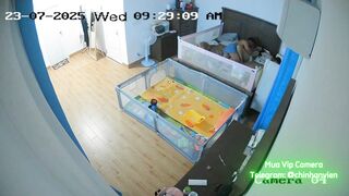 Hack Camera 2 Vợ Chồng Địt Lén Khi Con Còn Thức