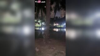 giữa công viên mà bé học sinh lôi ra bú như chốn không người