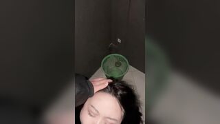 đưa bé học sinh đi ăn mà em lại thèm chịch anh bắt vào wc bú cu