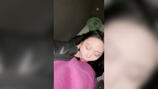 đưa bé học sinh đi ăn mà em lại thèm chịch anh bắt vào wc bú cu