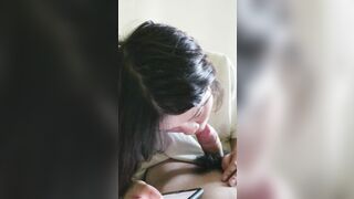 bé học sinh vừa bú vừa nhắn tin xin phép bố mẹ nay đi học thêm