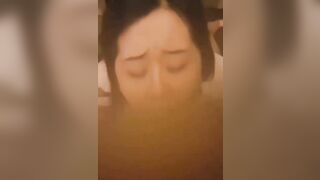 bé học sinh xỏ khuyên lưỡi thích được anh xuất vào mồm để em nuốt