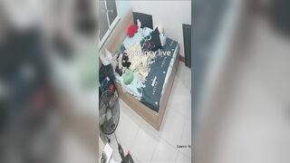 Hack cam vô tình bắt gặp em sinh viên mới đi học về vừa xem sex vừa thủ dâm cho sướng