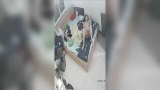 Hack cam vô tình bắt gặp em sinh viên mới đi học về vừa xem sex vừa thủ dâm cho sướng
