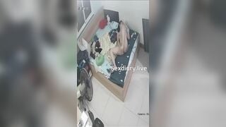 Hack cam vô tình bắt gặp em sinh viên mới đi học về vừa xem sex vừa thủ dâm cho sướng