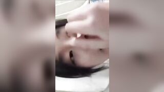 Em gái vừa xem video ảnh Ny thủ dâm vừa quay video móc lồn