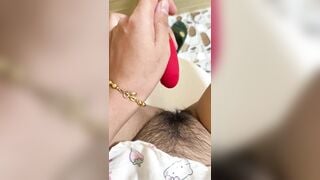 học sinh mới lớn tập tành thủ dâm bằng máy rung trong nhà tắm