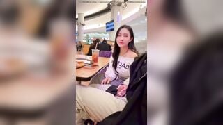 thằng bạn số hưởng được bạn thân bú cu cho trong quán cafe