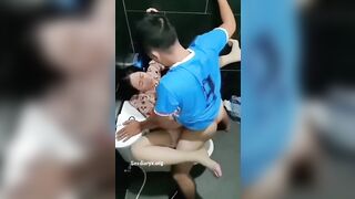 Con trai riêng của chồng vừa đi tập về, mẹ kế gọi vào địt nhanh kẻo bố về