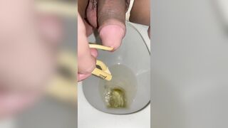 Thanh niên nhét nguyên ống cao su vô lỗ cặc cho ghỉ nước đái luôn phê vãi