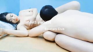 Loạn Luân Em Họ thủ dâm trong phòng không đóng cửa bị anh họ phát hiện địt toét lồn