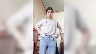 bé học sinh lớp 10 xinh gái khoe hàng múp