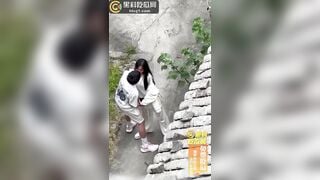 cặp đôi học sinh xem hàng nhau giữa đường