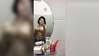 bé học sinh lớp 11 tập thủ dâm với cặp vú tròn