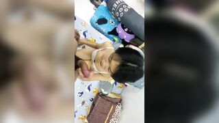 bé học sinh đòi ăn kem mọi lúc
