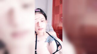 Khép chân như thế tư thế này ai mà chịu được hả Bảo Trân