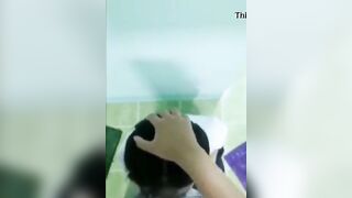 Mẹ dặn anh trai ở nhà coi em