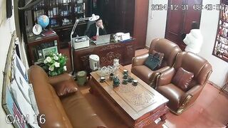 Quản lý trường dẫn gái vào văn phòng địt nhau dâm đãng