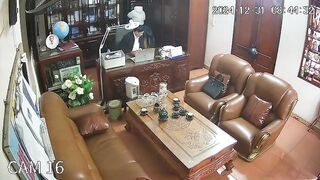 Quản lý trường dẫn gái vào văn phòng địt nhau dâm đãng