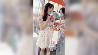 quay lén dưới váy mấy em xinh tươi đi dạo phố -phần 2