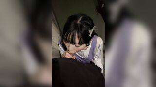 bé  học sinh bú cu cho người yêu ngoài đường